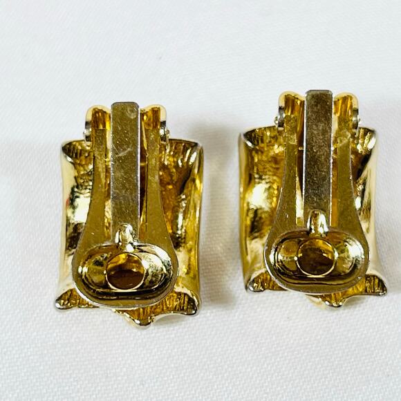Vintage Creamy White Enamel and Gold Ribbed Clip On Earrings Jewelry - Picture 2 of 3